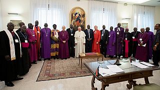 Soudan du Sud : le pape embrasse les pieds des rivaux pour encourager à la paix