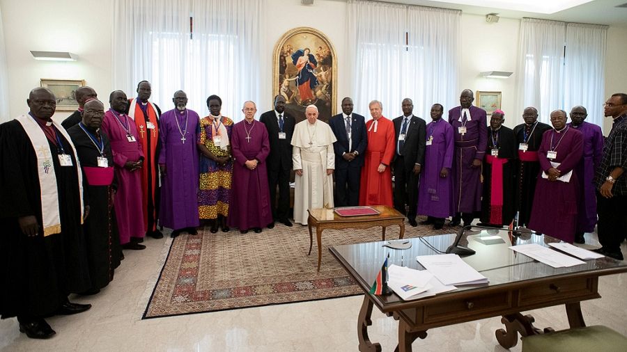 Le pape embrasse les pieds des dirigeants du Sud-Soudan et les exhorte à préserver la paix