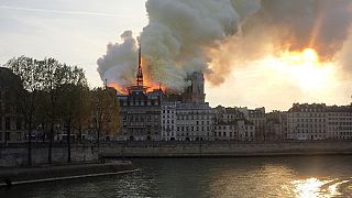 Choc en France, un "terrible" incendie ravage l'emblématique Notre-Dame de Paris