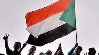 Video: Protestors defy orders to end sit-in at Sudan army headquarters