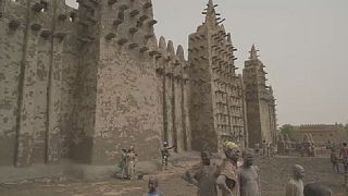 Mali: Thousands take part in annual Grand mosque plaster