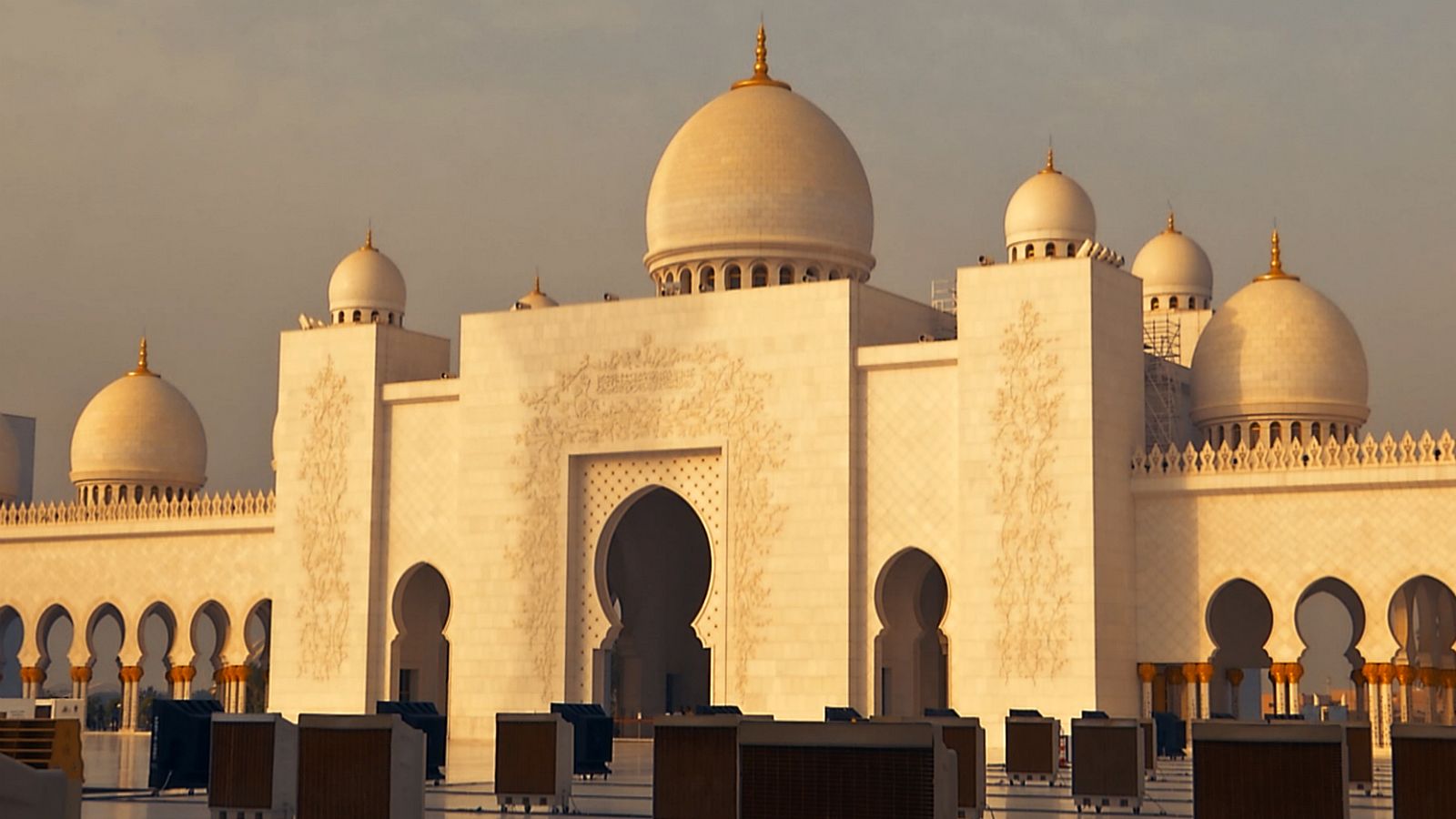 8 million liters of Zamzam distributed to visitors at Grand Mosque during  first third of Ramadan