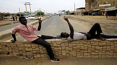 Les Soudanais face aux forces de l'ordre pour tenter de reprendre la rue