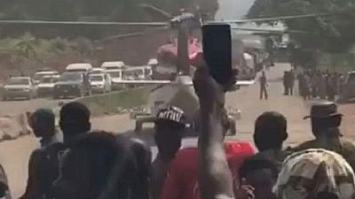 Nigeria : un automobiliste s'embarque dans un hélicoptère pour contourner l'embouteillage