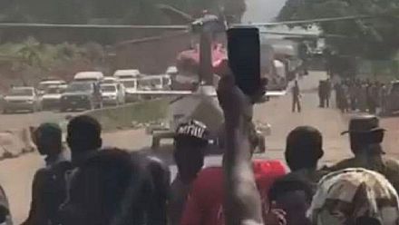 Nigeria : un automobiliste s'embarque dans un hélicoptère pour contourner l'embouteillage
