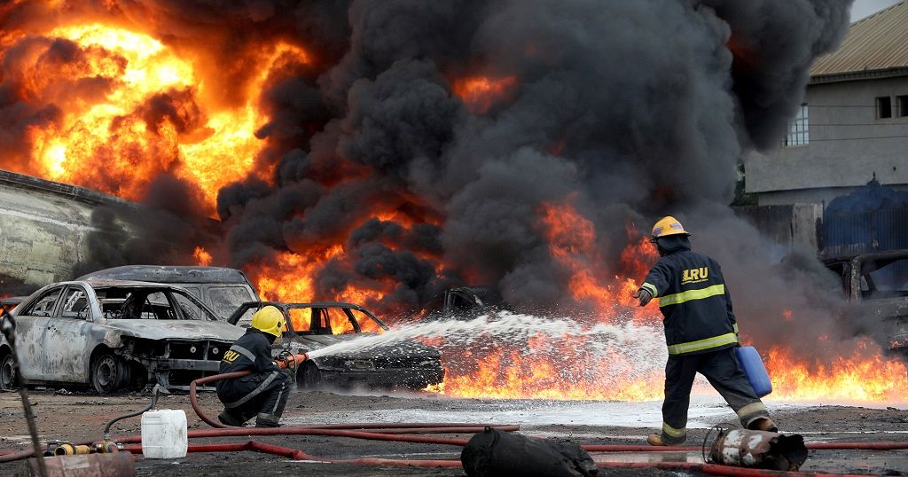 Pipeline fire kills 2 in Lagos - Africanews English
