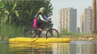 Des Égyptiens découvrent les bienfaits du vélo sur l'eau
