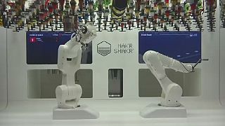 Man beats machine in robot cocktail contest