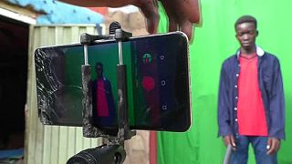 De jeunes nigérians réalisent des films à partir des smartphones
