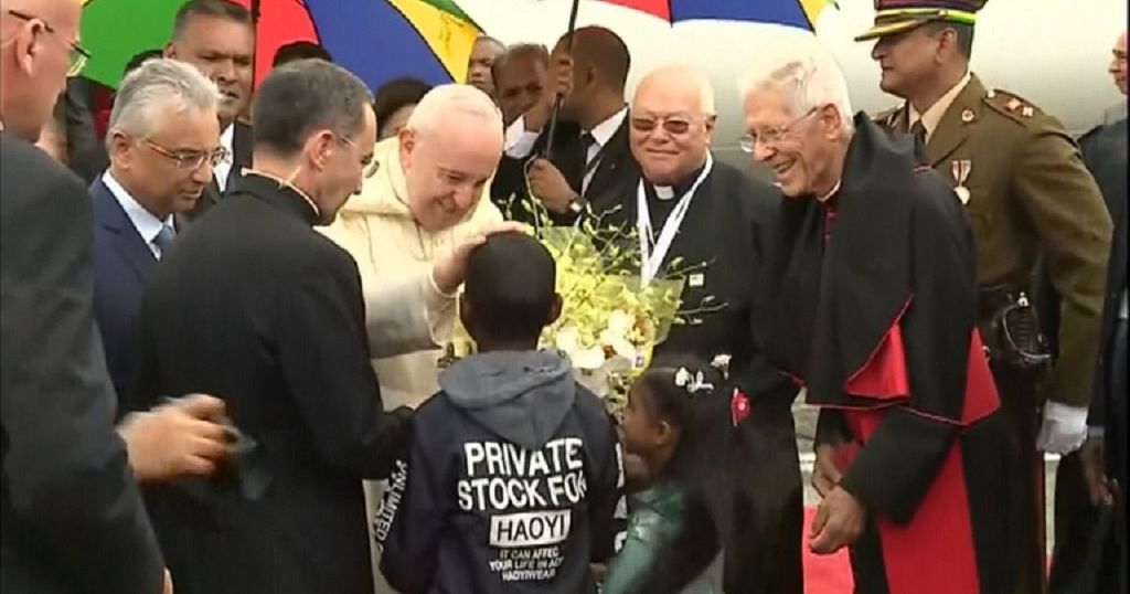 Pope Francis blasts corrupt leaders in Mozambique, welcomed in Madagascar - Africanews English