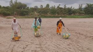 Kenya : un bidon roulant pour transporter de l'eau
