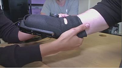 Un bras prothétique avec embouts multi-outils encliquetables