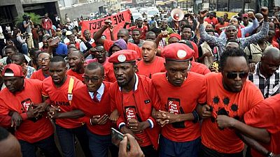 L'Ouganda interdit le port du béret rouge, un symbole de l'opposition