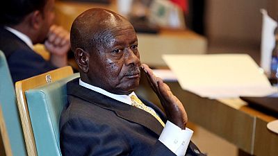 Le président ougandais Museveni engagé pour les vendeurs de rue, non sans controverse