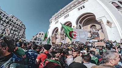 Les Algériens à nouveau dans la rue, défiant le "climat de répression"
