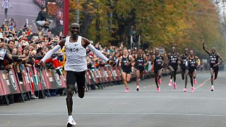 Marathon : le Kényan Eliud Kipchoge brise la barre des 2 heures