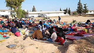 Hundreds of hungry migrants flee Libya detention center