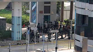 Feu et violences : les manifestants hongkongais tiennent un campus assiégé