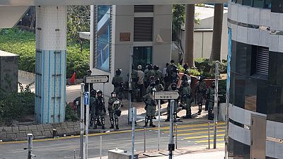 Feu et violences : les manifestants hongkongais tiennent un campus assiégé