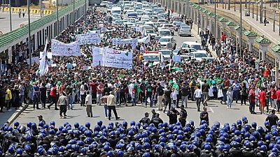 Algérie : 80 arrestations lors d'une manifestation nocturne (association)
