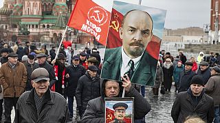 Russians pay respect to Vladimir Lenin, Soviet Union's first leader [No Comment]