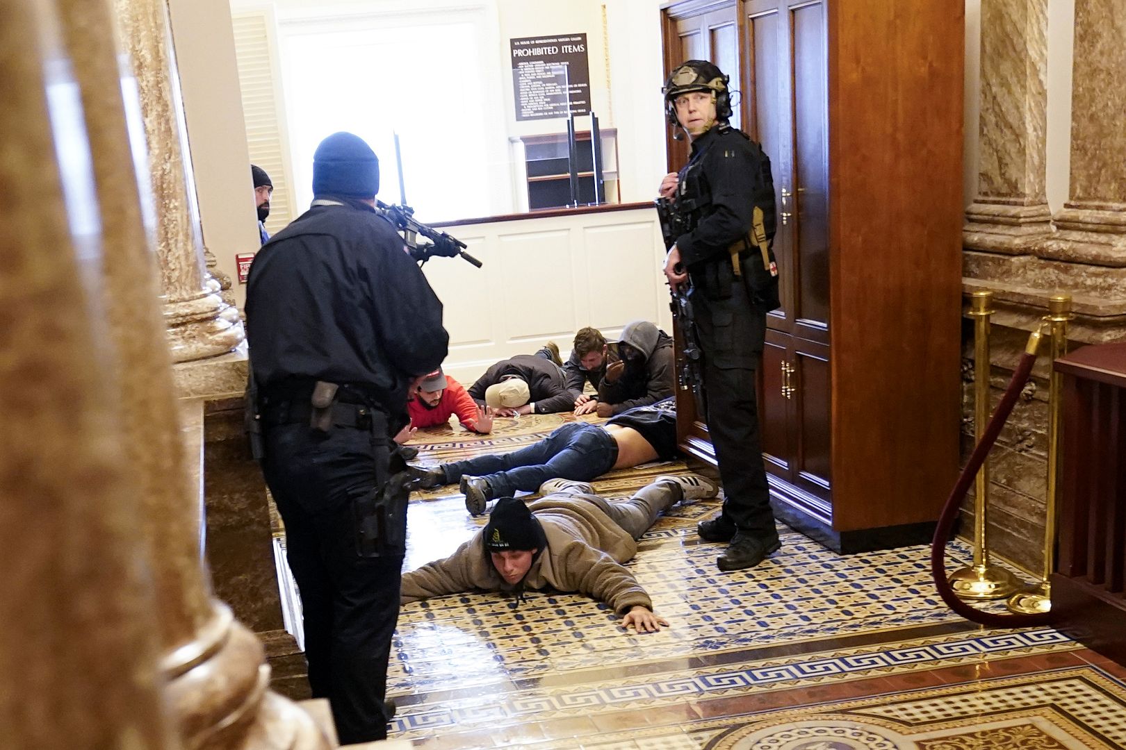 La policía del Capitolio de los Estados Unidos detiene a los manifestantes a punta de pistola cerca de la Cámara de la Cámara dentro del Capitolio de los Estados Unidos en Washington.  6 de enero de 2021