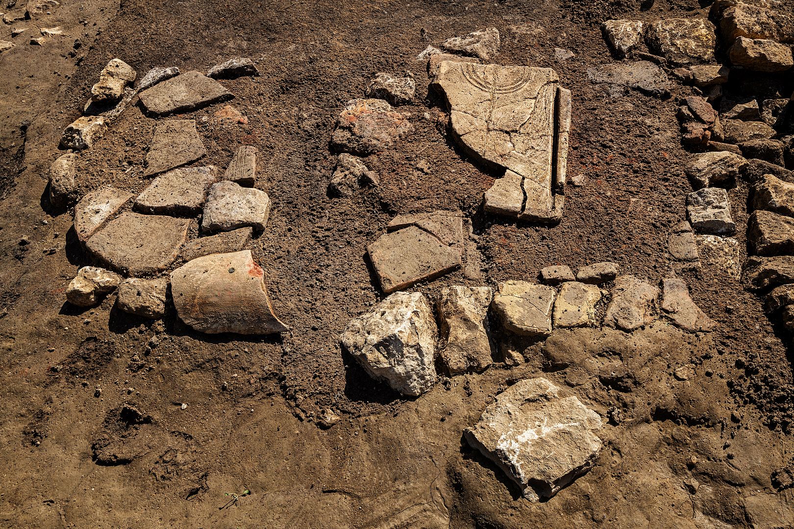 Foyer dans un bâtiment daté du Ve s. installé sur les ruines des enclos funéraires