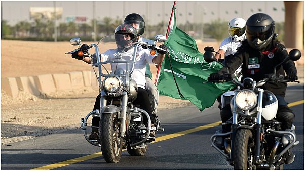 السعودية نيوز |
صور: سعوديون يحتفلون بعيدهم الوطني الـ90 تحت شعار "همة حتى القمة"
السعودية نيوز |
صور: سعوديون يحتفلون بعيدهم الوطني الـ90 تحت شعار "همة حتى القمة"