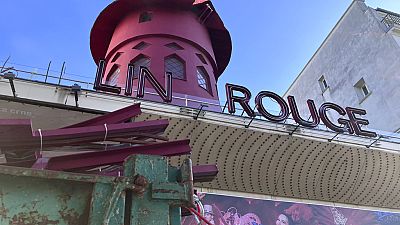 Il crollo delle pale e di alcune lettere del Moulin Rouge a Parigi