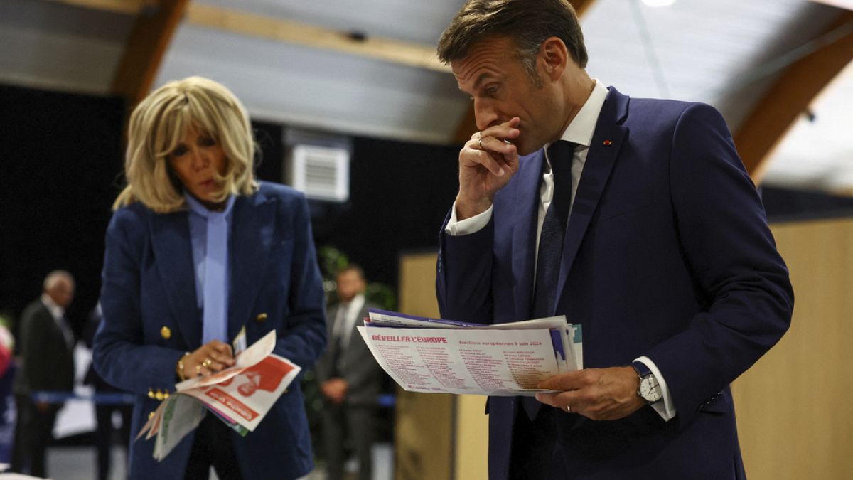 Президент Франции Эммануэль Макрон и его жена Бриджит Макрон на европейских выборах в Ле-Туке-Пари-Пляж, северная Франция, в воскресенье, 9 июня 2024 года.