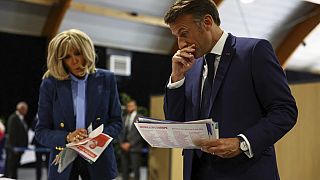 Frankreichs Präsident Emmanuel Macron und seine Gattin Brigitte im Wahllokal.