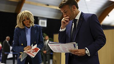 Imagen del presidente de Francia, Emmanuel Macron, y su mujer Brigitte, en un colegio electoral, antes de depositar sus votos.