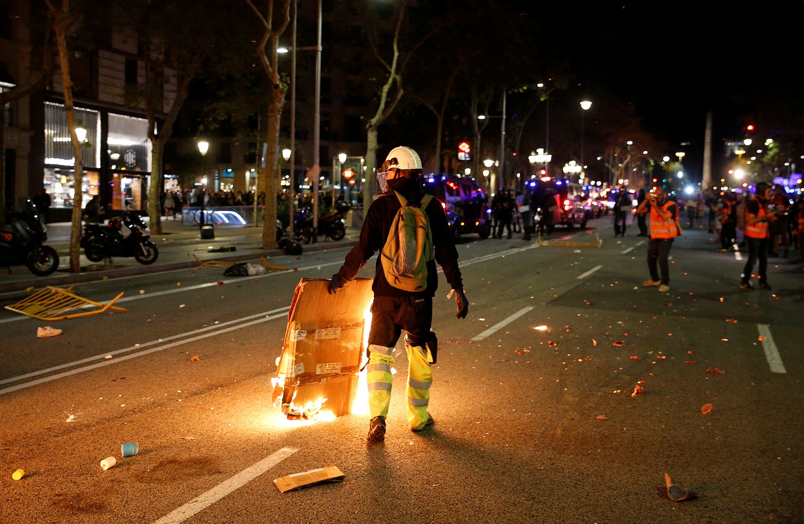 Un manifestante separatista camina con un cartón en llamas en Barcelona, España, el 15 de octubre de 2019.