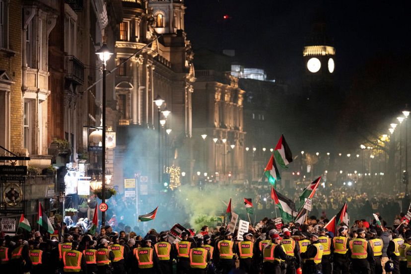 친팔레스타인 지지자들이 가자 지구의 영구적인 휴전을 요구하기 위해 런던 중심부를 통해 다시 행진하자 경찰은 화이트홀에서 군중을 해산시켰습니다.<BR>