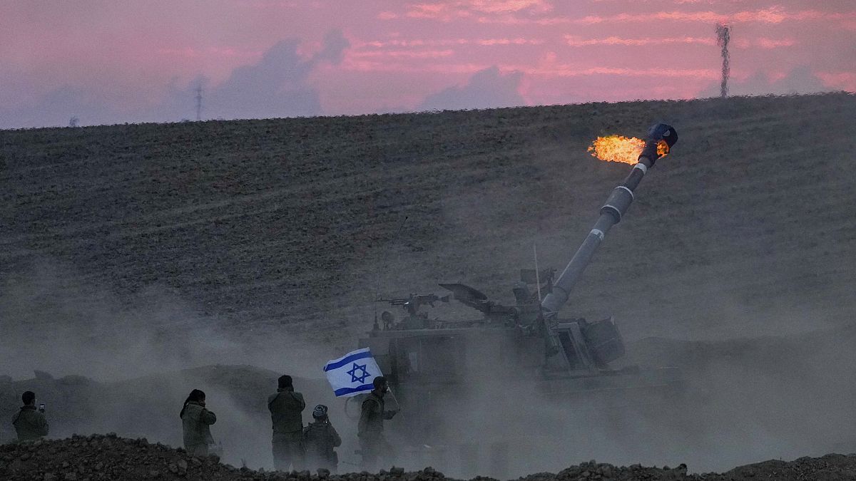 دبابة إسرائيلية تقصف في غزة