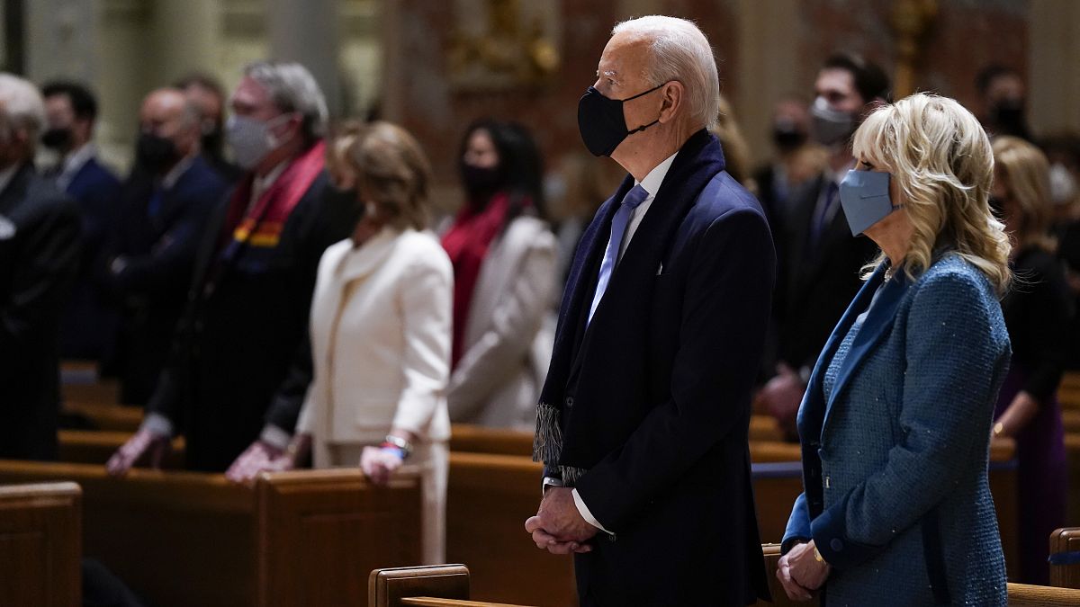 الرئيس الأمريكي المنتخب جو بايدن وزوجته جيل بايدن يحضران القداس في كاتدرائية القديس ماثيو بالعاصمة واشنطن 20 يناير 2021 في واشنطن