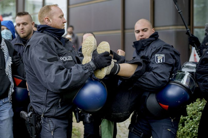 Una persona viene trasportata dagli agenti di polizia durante una manifestazione pro-palestina, Libera Università di Berlino, 07 maggio 2024