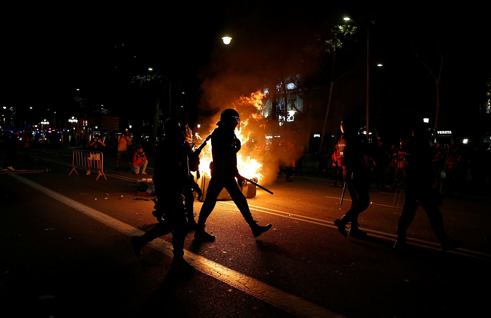 Policías antidisturbios durante una protesta en Barcelona, España, el 15 de octubre de 2019.