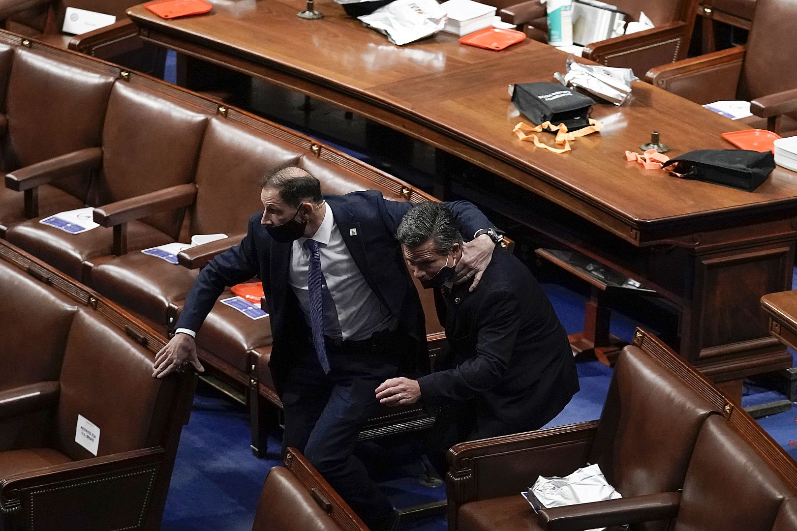 Los legisladores evacuan el piso cuando los manifestantes estaban a punto de irrumpir en la Cámara de la Cámara en el Capitolio de los Estados Unidos en Washington.  6 de enero de 2021