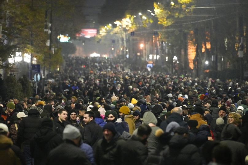 Les manifestants se rassemblent devant le parlement pour protester contre le gouvernement, le 8 décembre 2024