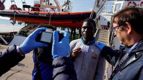"Open Arms": Migranten gehen in Tarent an Land "Open Arms": Migranten gehen in Tarent an Land