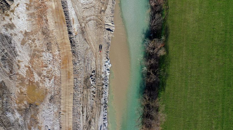 Vue aérienne des travaux sur les berges près de la ville de Kamnik