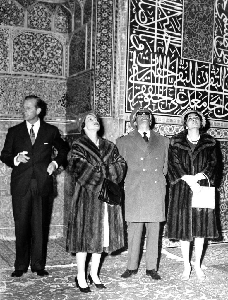 ملکه بریتانیا و شاه ایران در مسجد شیخ لطف الله اصفهان (سال 1961)