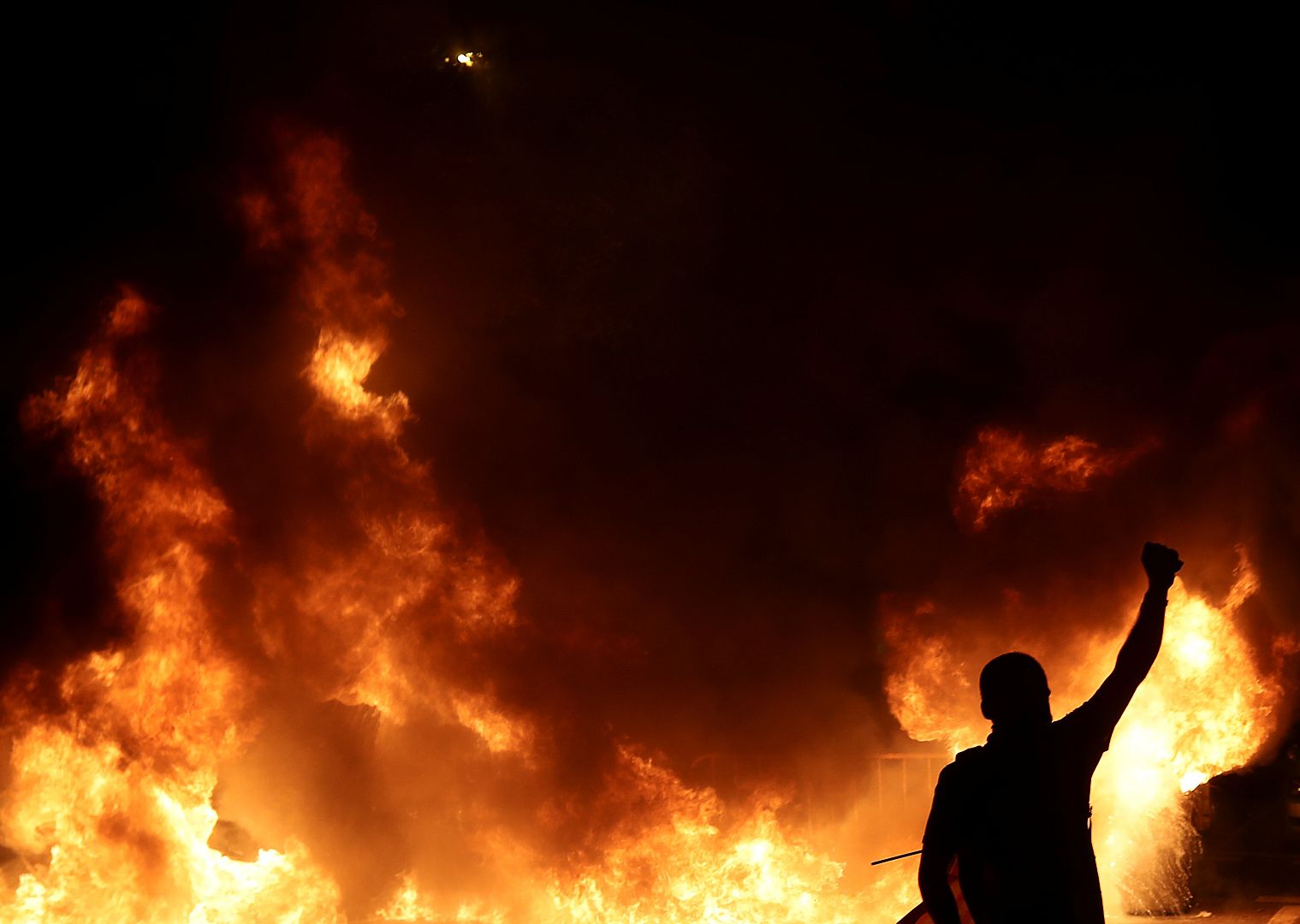 Un manifestante cerca del fuego en Barcelona, España, el 16 de octubre de 2019.