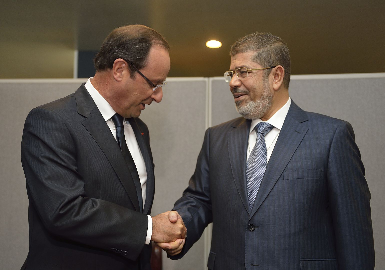 الرئيس المصري السابق محمد مرسي مع الرئيس الفرنسي السابق فرانسوا هولاند أيلول/ سبتمبر 2012