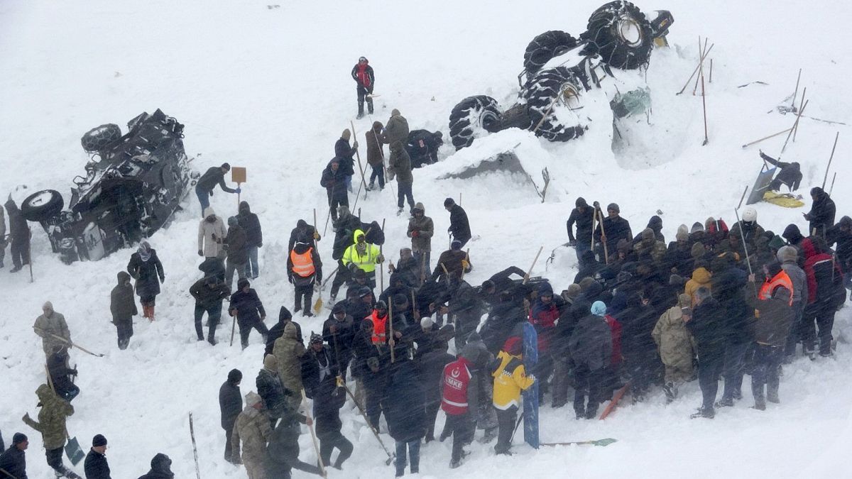 Les secours s’activent dans la neige pour retrouver d’éventuels survivants, dans la province de Van (Est de la Turquie), le mercredi 5 février. 