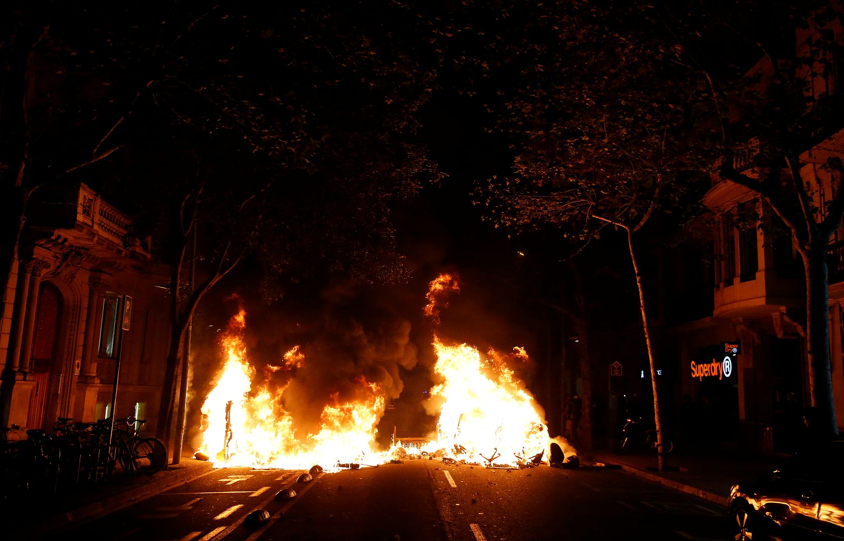 El incendio en una calle durante una protesta en Barcelona, España, el 15 de octubre de 2019.