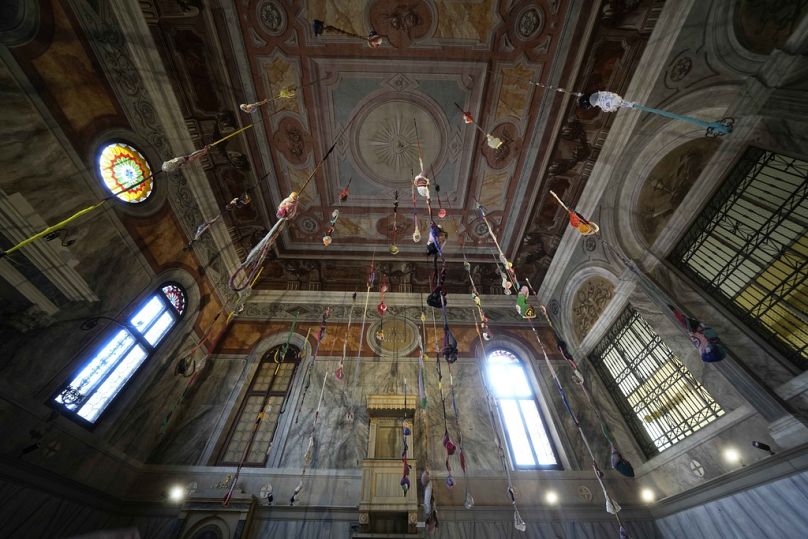 Instalación de la artista Sonia Gomes en la iglesia de Santa Maria Maddalena Convertita, en la cárcel de mujeres de la Giudecca.