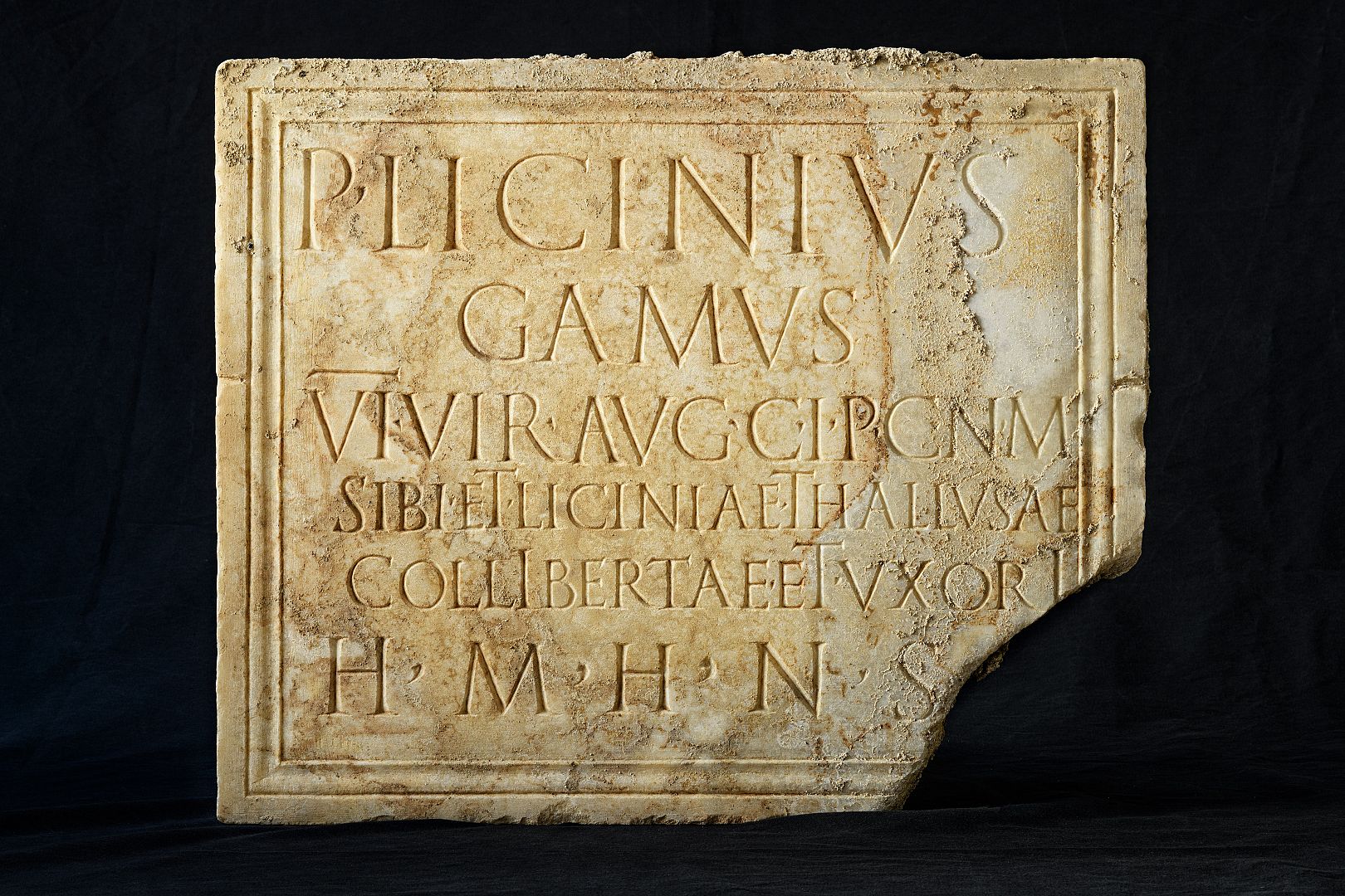 Plaque funéraire en marbre inscrite
