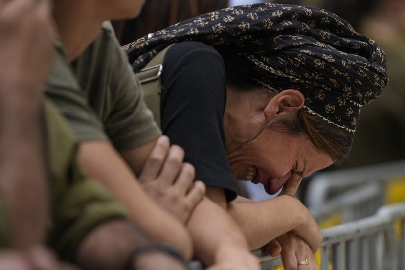 Una mujer llora durante el funeral del coronel Roi Levy en el cementerio Mount Herzl en Jerusalén, el lunes 9 de octubre de 2023.